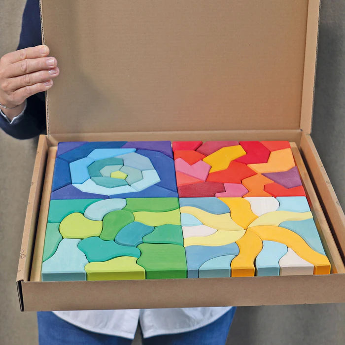 Rotes Set des Grimm’s Temperamente-Baukastens: Kantige, dynamische Bausteine für ausdrucksstarkes Bauen