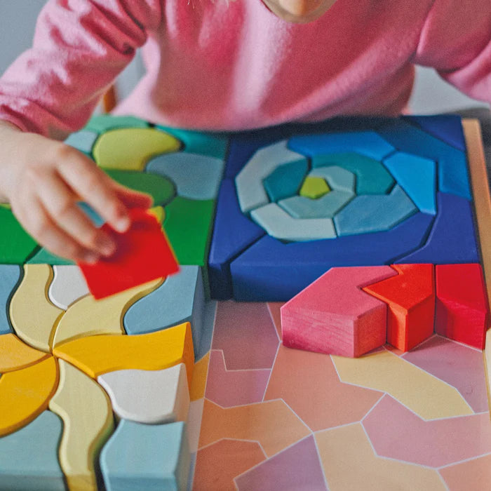 Blaues Set des Grimm’s Temperamente-Baukastens: Organische Holzformen für ruhiges, introspektives Spielen