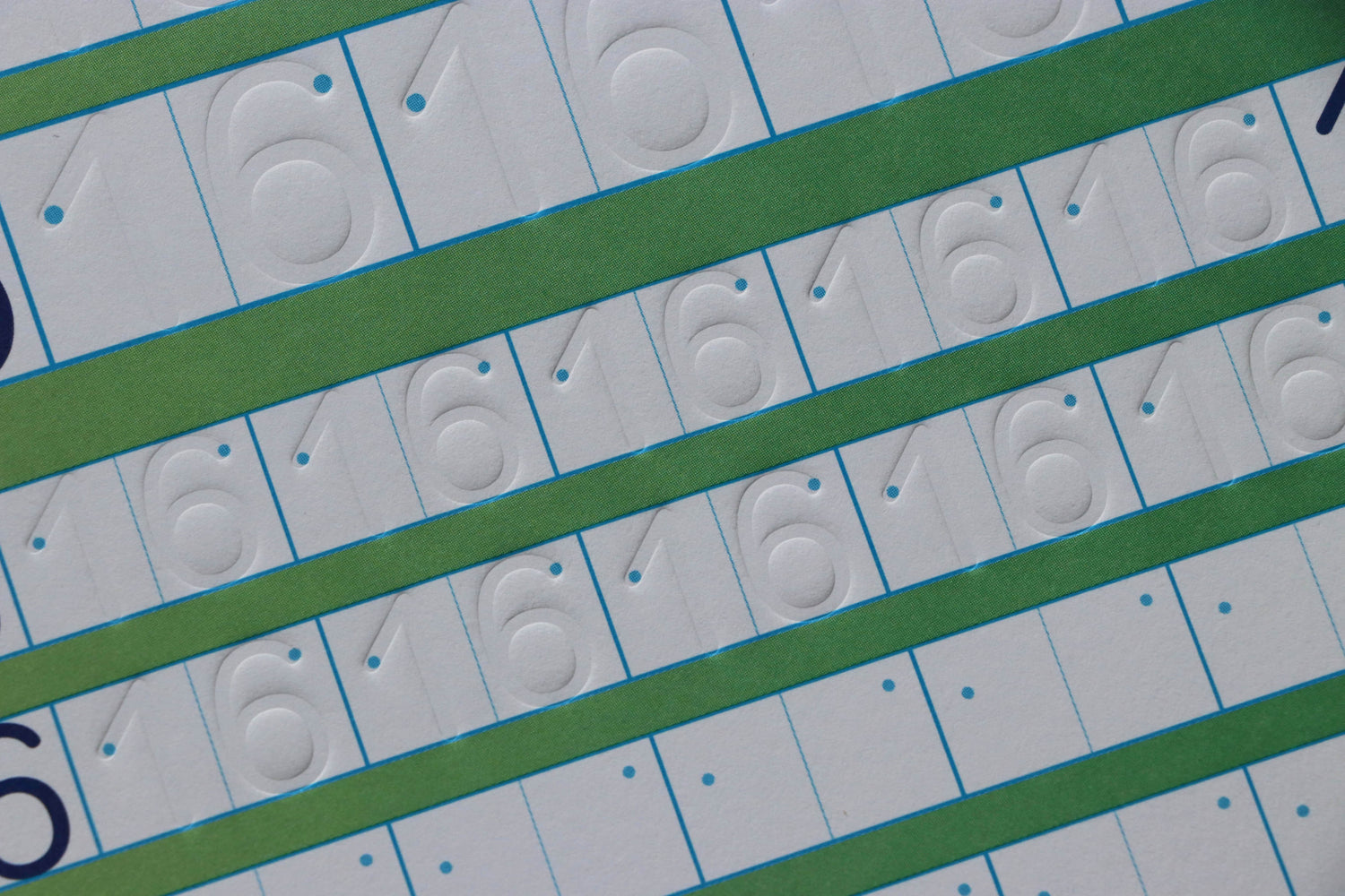 Arena Verlag GmbH 9783401721873 Erstes Schreiben mit Spurrillen. Buchstaben Übungsblock zum Schreiben lernen mit geprägten...