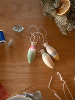 Drei Grapat Winter Sparkles Figuren No. 6. Liebevoll bemalt, inspiriert vom Winter