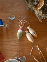 Drei Grapat Winter Sparkles Figuren No. 6. Liebevoll bemalt, inspiriert vom Winter