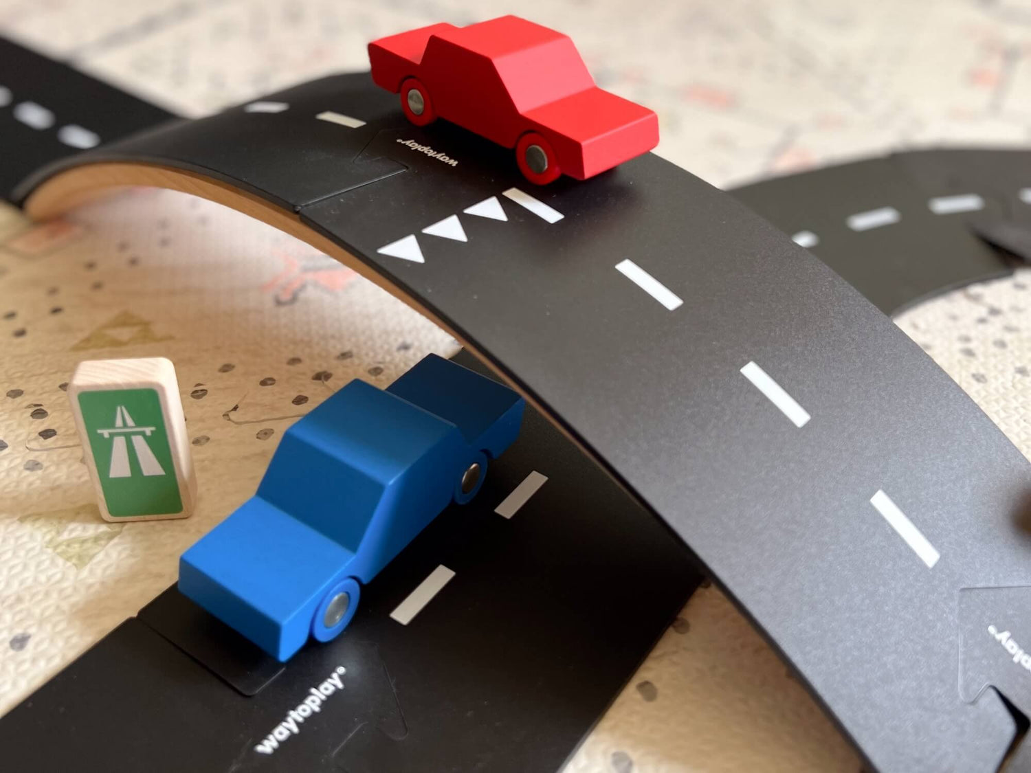 Waytoplay Spielstraße - King of the Road - 40 Teile + 2 Autos