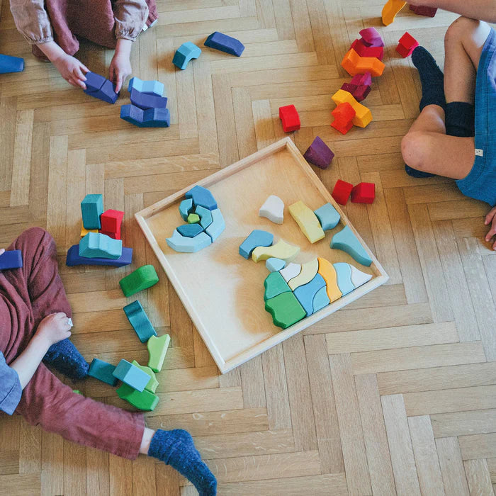Grünes Temperament im Grimm’s Baukasten: Runde Holzbausteine für ruhiges, harmonisches Spielen