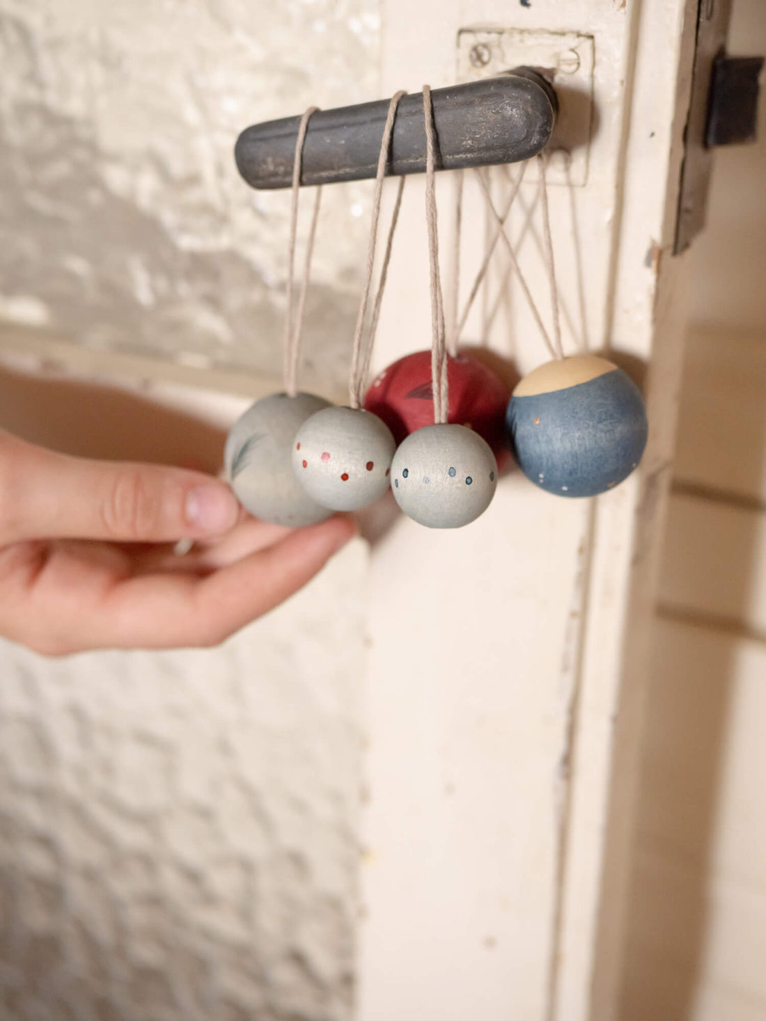 Nachhaltiges Holzspielzeug von Grapat - Wish Balls No. 7 zum Aufhängen