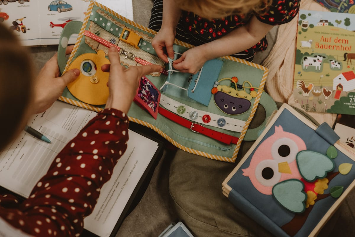 Annika vom Räuberfuchs beim gemeinsamen Spielen mit Quietbooks